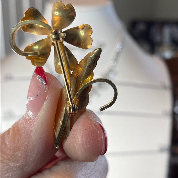 Elegant Gold Flower Brooch - Picture 5 of 6